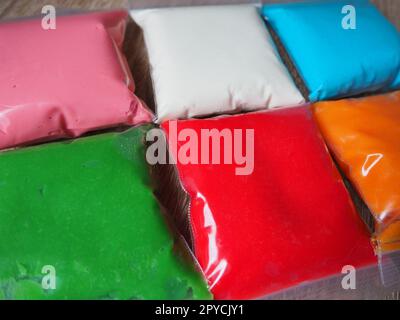 Una serie di plastilina colorata, modellante argilla isolata su sfondo  bianco. Plastilina per bambini o modelli professionali Foto stock - Alamy