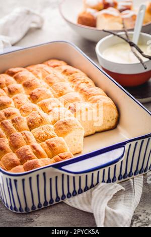 Buchteln, panini dolci fatti di pasta lievitata con latte e burro, serviti con salsa alla vaniglia Foto Stock