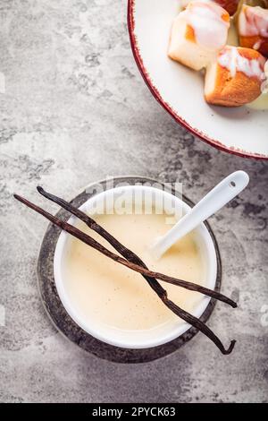 Buchteln, panini dolci fatti di pasta lievitata con latte e burro, serviti con salsa alla vaniglia Foto Stock