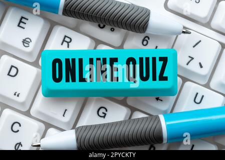 Quiz online con il segno della scrittura a mano. Concetto che significa gioco o uno sport mentale che sono pubblicati su Internet Foto Stock