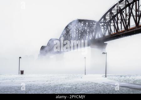 Un ponte panoramico che si estende sul fiume Ohio con la nebbia che lo sovrastano. Foto Stock