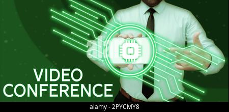 Conferenza video con didascalia concettuale. Panoramica aziendale le persone che si trovano in luoghi remoti organizzano riunioni faccia a faccia Foto Stock