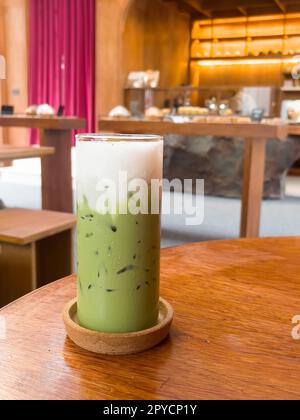 Matcha greentea ghiacciata su un tavolo di legno nella caffetteria Foto Stock