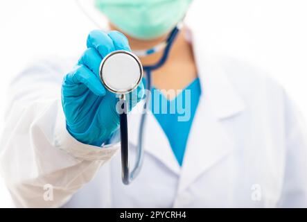 donna medico in uniforme bianca che tiene stetoscopio Foto Stock