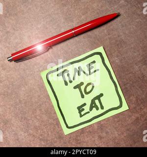 Scrittura visualizzazione testo tempo di mangiare. Concetto che significa momento giusto per gustare un pasto pranzo cena buon cibo fame Foto Stock