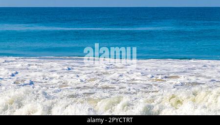 Onde di surfisti enormi sulla spiaggia di Puerto Escondido Messico. Foto Stock