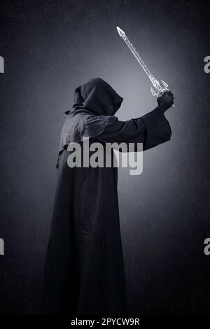 Cavaliere scuro con cappuccio con cappuccio e spada medievale su sfondo oscuro e misterico Foto Stock