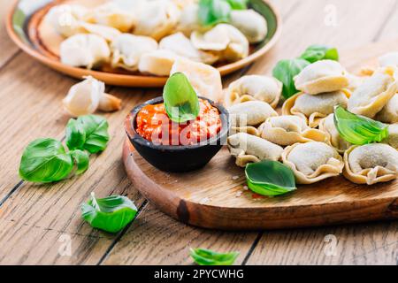 Home cucina - tortellini crudi al pesto di pomodoro e pomodori secchi e basilico Foto Stock