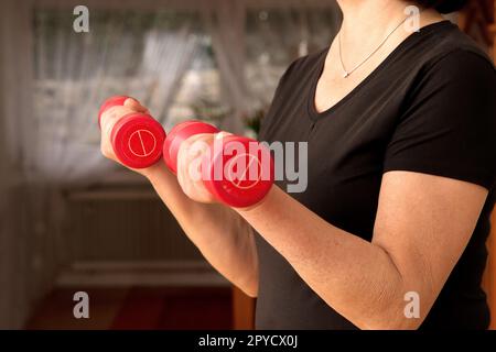 La donna si allena a casa Foto Stock