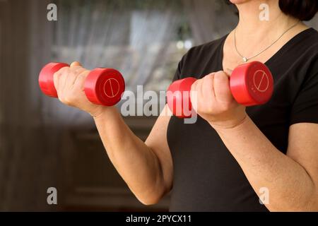 La donna si allena a casa Foto Stock