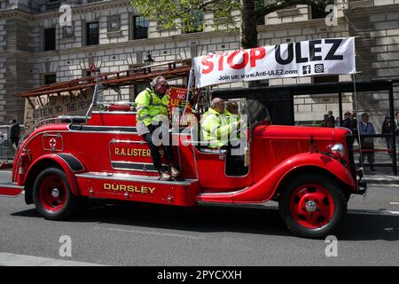 Londra, Regno Unito 3 maggio 2023. Un vecchio motore antincendio utilizzato dai dimostranti anti anti-ULEZ attraversa Whitehall. Il sindaco di Londra, Sadiq Khan ha annunciato il 25th novembre 2022 che ULEZ sarà ampliata attraverso la Grande Londra. Credit: Dinendra Haria/Alamy Live News Foto Stock