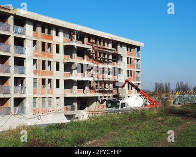 Costruzione di un edificio multiappartamento a 5 piani con tecnologie antisismiche. Struttura monolitica in cemento armato e mattoni cavi. Sremska Mitrovica, Serbia 13 marzo 2021 Foto Stock
