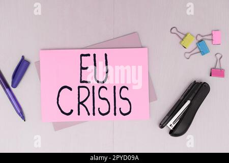 Ispirazione che mostra il segno della crisi dell'UE. Parola per lo stato dell’Eurozona incapace di ripagare o rifinanziare il proprio debito pubblico Foto Stock