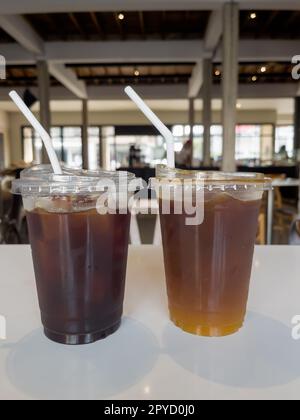 Americano ghiacciato con arancia e americano ghiacciato in caffetteria Foto Stock