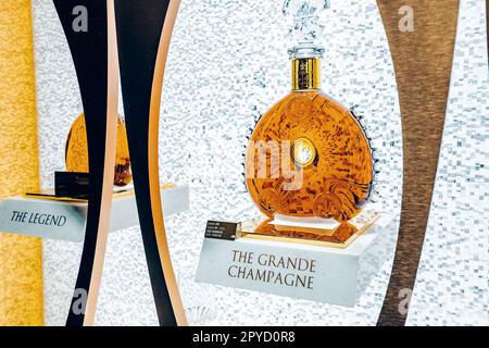 20 gennaio 2023, Dubai, Emirati Arabi Uniti: Molto costoso e di lusso Cognac Louis XIII in aeroporto Duty Free Foto Stock