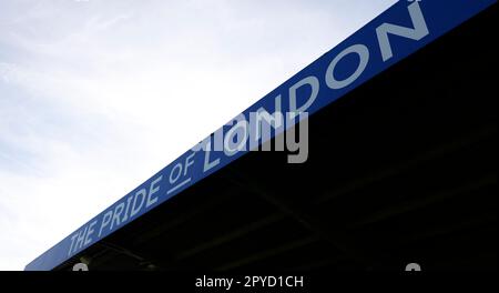 Londra, Regno Unito. 03rd maggio, 2023. Londra, Inghilterra, maggio 3rd 2023: Dettaglio della segnaletica che recita “The Pride of London” su uno stand a Kingsmeadow prima della partita di calcio della Super League femminile di Barclays fa tra Chelsea e Liverpool a Kingsmeadow a Londra, Inghilterra. (James Whitehead/SPP) Credit: SPP Sport Press Photo. /Alamy Live News Foto Stock