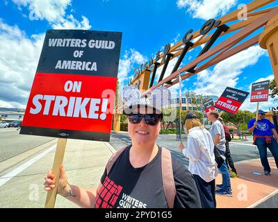 Burbank, California, Stati Uniti. 2nd maggio, 2023. Membro del Consiglio della Writer's Guild of America, East, e il suo nome è KAITLIN FONTANA indossando le orecchie del mouse con il messaggio 'contratti fair' pickets insieme ad altri di fronte a Disney Studios in Burbank. Dopo il fallimento dei negoziati contrattuali, migliaia di scrittori sindacalizzati hanno votato all'unanimità per sciopero, arrestando la produzione televisiva e avviando la prima fase di walkout in 15 anni. (Credit Image: © Amy Katz/ZUMA Press Wire) SOLO PER USO EDITORIALE! Non per USO commerciale! Foto Stock