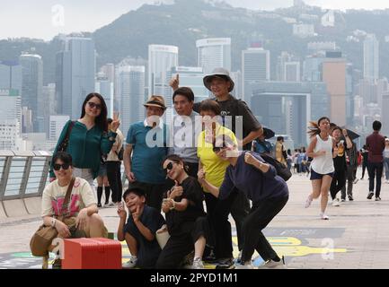 I turisti della terraferma sono visti all'Avenue of Stars in Tsim Sha Tsui il primo giorno delle vacanze della settimana dorata.29APR23 SCMP/ Yik Yeung-man Foto Stock