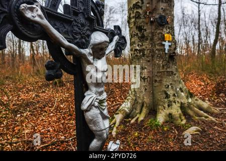 vecchia croce con gesù in un luogo in una foresta durante le escursioni Foto Stock