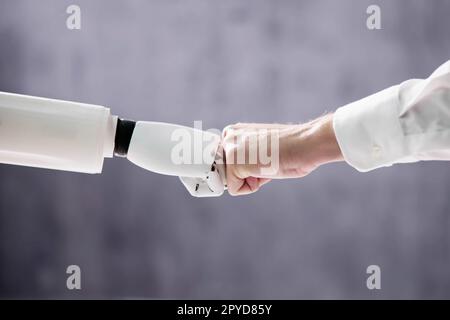 Robot e Human Hand Making Fist Bump Foto Stock