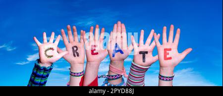 Bambini mani costruire parola creare, cielo blu Foto Stock