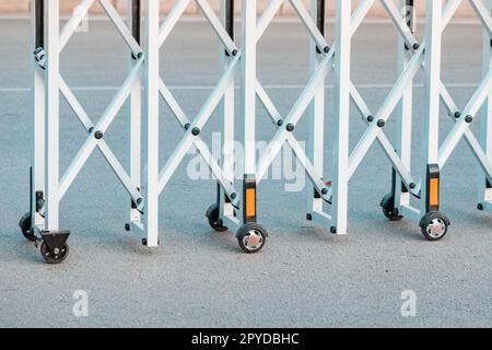 Recinzione stradale mobile e portatile per impedire che le auto entrino in un'area controllata dalla polizia Foto Stock