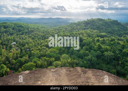 Sul livello più alto del monastero buddista e tempio Mulkirigala Raja Maha Vihara Foto Stock