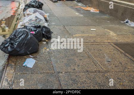 Vista dei sacchi dei rifiuti sulle strade della città di New York. NEW YORK, USA. Foto Stock