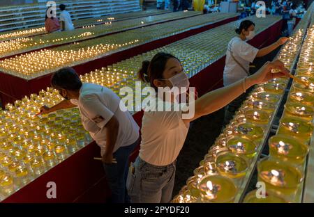 Kuala Lumpur, Malesia. 3rd maggio, 2023. I volontari illuminano lampade ad olio fuori dal tempio alla vigilia della celebrazione del Vesak Day a Kuala Lumpur. (Credit Image: © Asyraf Rasid/ZUMA Press Wire) SOLO PER USO EDITORIALE! Non per USO commerciale! Foto Stock