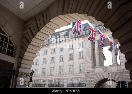 A soli quattro giorni dall'incoronazione del re Carlo III, dopo la morte di sua madre, la regina Elzabeth II lo scorso anno, le bandiere di Union Jack si trovano sopra Regent Street, il 3rd maggio 2023, a Londra, in Inghilterra. Foto Stock