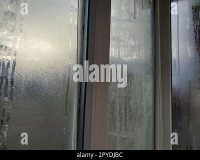 Vetro appannato dall'evaporazione dell'umidità sul balcone Foto Stock