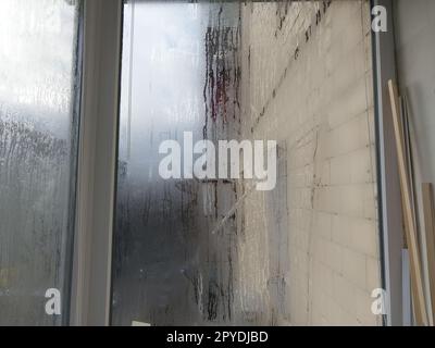 Vetro appannato dall'evaporazione dell'umidità sul balcone Foto Stock