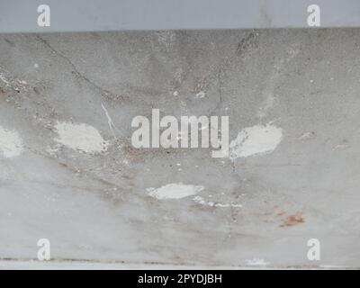 Vecchia lastra di ringhiere del balcone rotta che necessitava di essere riparata Foto Stock