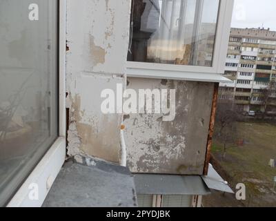 Vecchia lastra di ringhiere del balcone rotta che necessitava di essere riparata Foto Stock