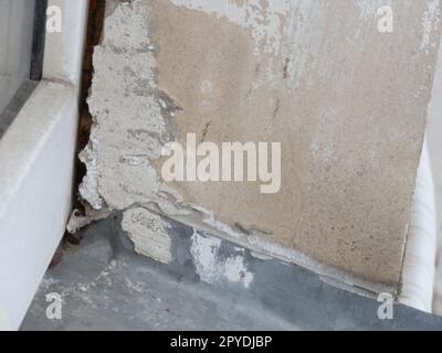 Vecchia lastra di ringhiere del balcone rotta che necessitava di essere riparata Foto Stock