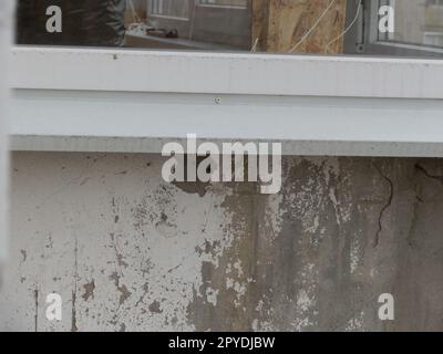 Vecchia lastra di ringhiere del balcone rotta che necessitava di essere riparata Foto Stock