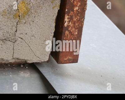 Vecchia lastra di ringhiere del balcone rotta che necessitava di essere riparata Foto Stock