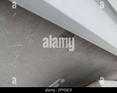 Vecchia lastra di ringhiere del balcone rotta che necessitava di essere riparata Foto Stock