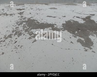 Vecchia lastra di ringhiere del balcone rotta che necessitava di essere riparata Foto Stock