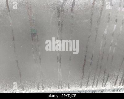 Vetro appannato dall'evaporazione dell'umidità sul balcone Foto Stock