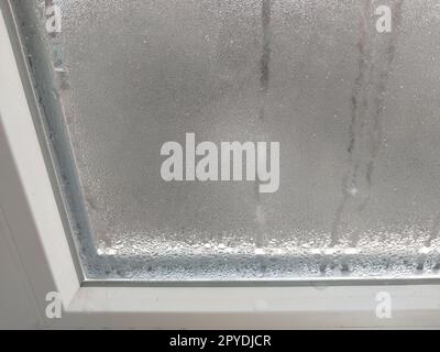 Vetro appannato dall'evaporazione dell'umidità sul balcone Foto Stock