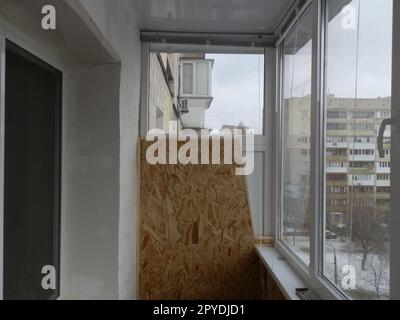 Riscaldamento e rivestimento con lastre di un balcone in una casa appartamento Foto Stock