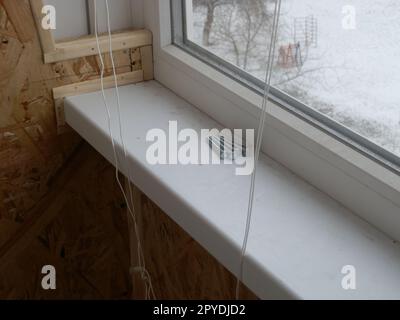 Riscaldamento e rivestimento con lastre di un balcone in una casa appartamento Foto Stock