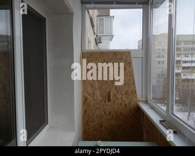 Riscaldamento e rivestimento con lastre di un balcone in una casa appartamento Foto Stock