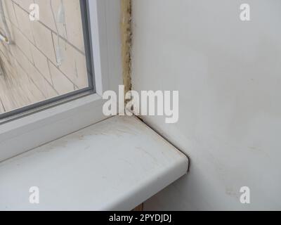 Riscaldamento e rivestimento con lastre di un balcone in una casa appartamento Foto Stock