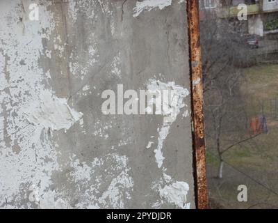 Vecchia lastra di ringhiere del balcone rotta che necessitava di essere riparata Foto Stock