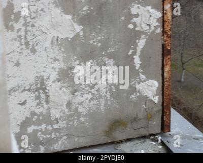 Vecchia lastra di ringhiere del balcone rotta che necessitava di essere riparata Foto Stock