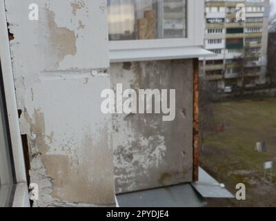 Vecchia lastra di ringhiere del balcone rotta che necessitava di essere riparata Foto Stock