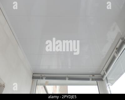 Riscaldamento e rivestimento con lastre di un balcone in una casa appartamento Foto Stock