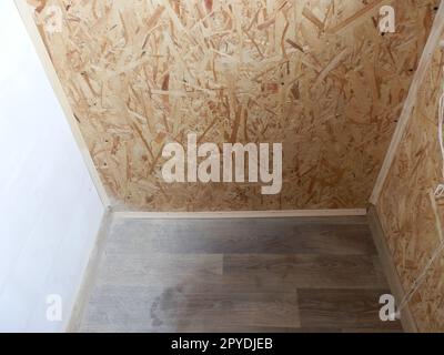 Riscaldamento e rivestimento con lastre di un balcone in una casa appartamento Foto Stock